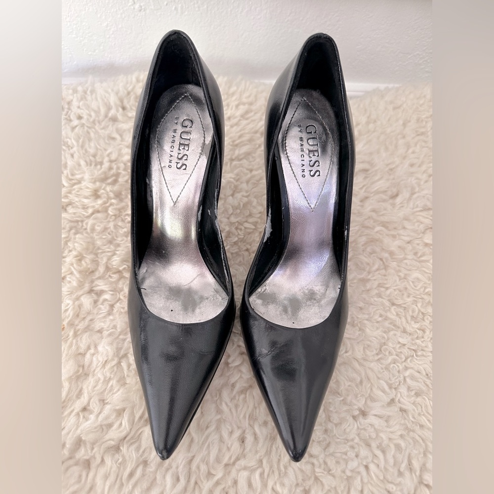 Guess Black Pointed Toe High Heell Pumps.